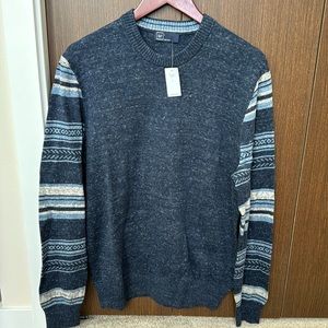 NWT Gap men’s navy marked crew neck sweater with patterned sleeves. Size large